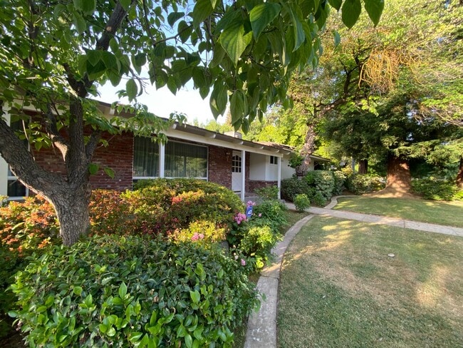 Building Photo - 1217 W Tenaya Way