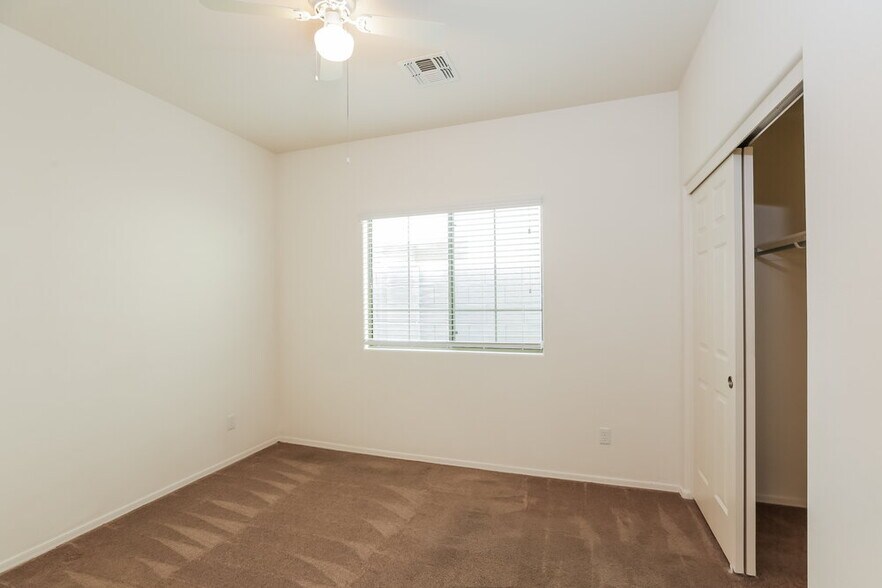 Building Photo - 4945 W Fawn Dr