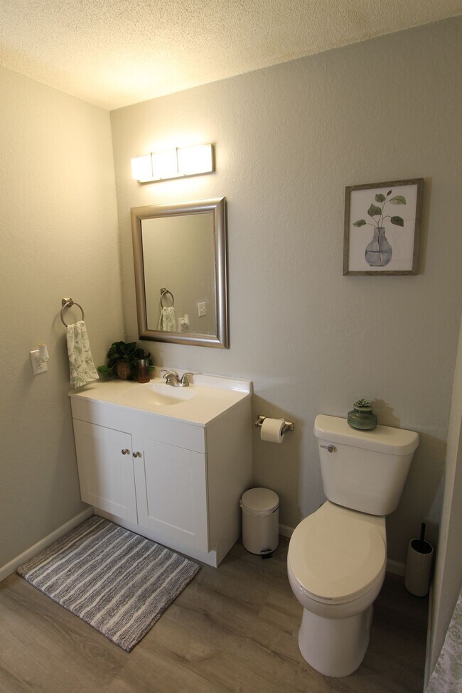 Building Photo - Spacious first floor one bedroom with mode...