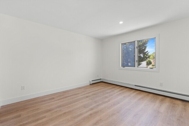 Building Photo - 302 E Harriet Ave