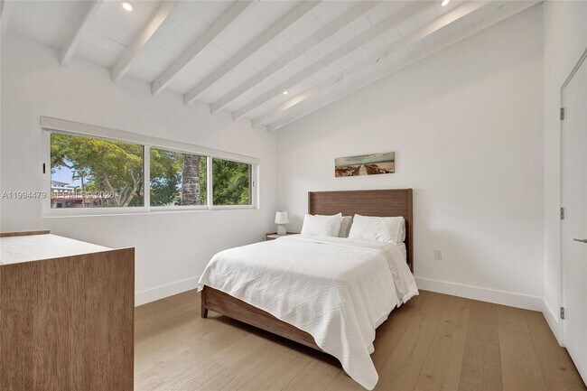 Building Photo - 12478 N Bayshore Dr