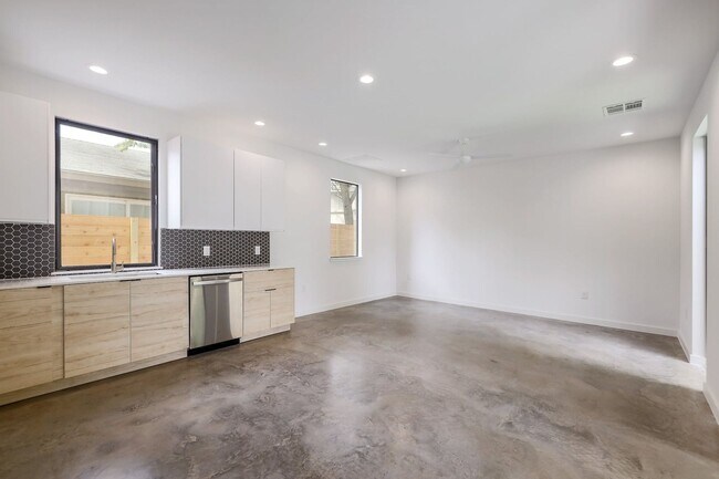 Building Photo - 2104 Columbia Cove