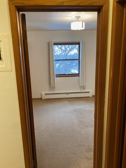 Bedroom - 1022 Arkwright St N