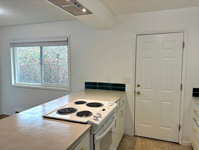 Building Photo - HALPC04