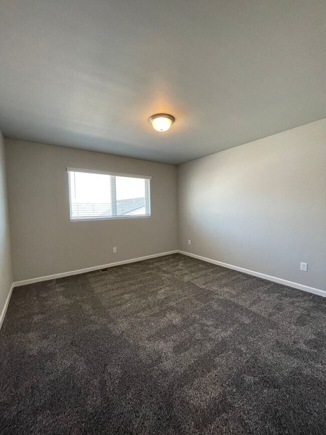 Building Photo - Beautiful 3 Bedroom Townhome in South Bismarck!