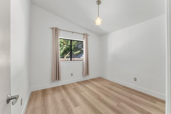 Building Photo - 145 Summerset Dr