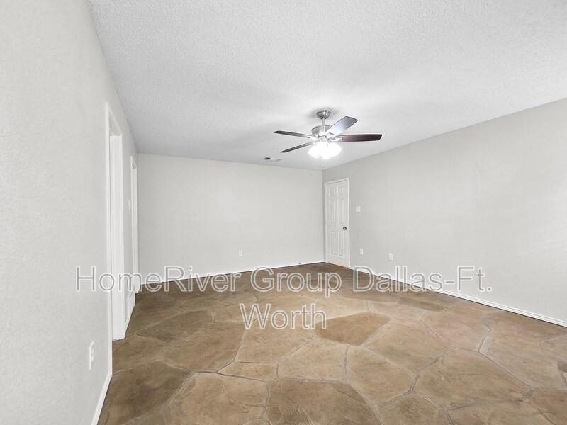 Building Photo - 6636 Valley View Dr