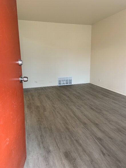 Building Photo - 100 Vana Dr