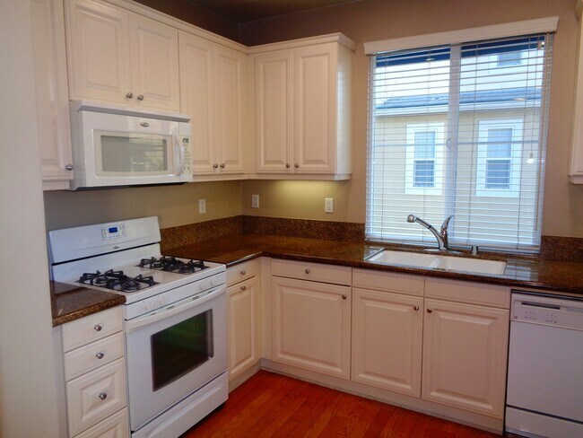 Building Photo - 3 Bed 3 Bath Condo for Rent at the Whittie...