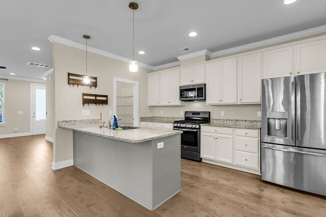 Building Photo - Stunning 3-Bed / 2.5-Bath Home in Park Cir...