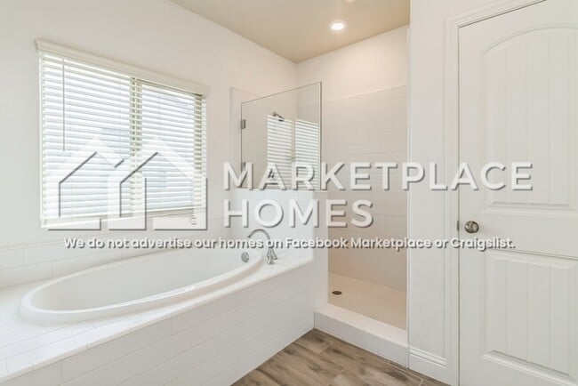 Building Photo - 2426 Valdes Dr