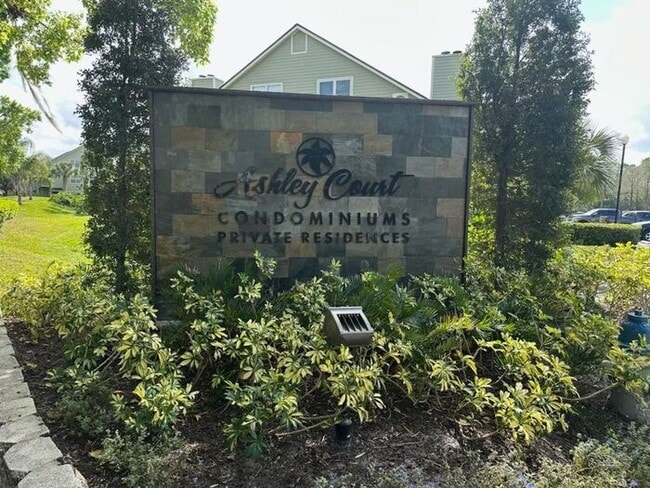 Building Photo - Beautiful 3 bed 3 bath town home