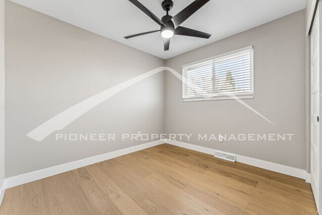 Building Photo - Charming Home with Washer/Dryer and Centra...