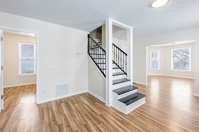 Building Photo - 420 N Lockwood Ave