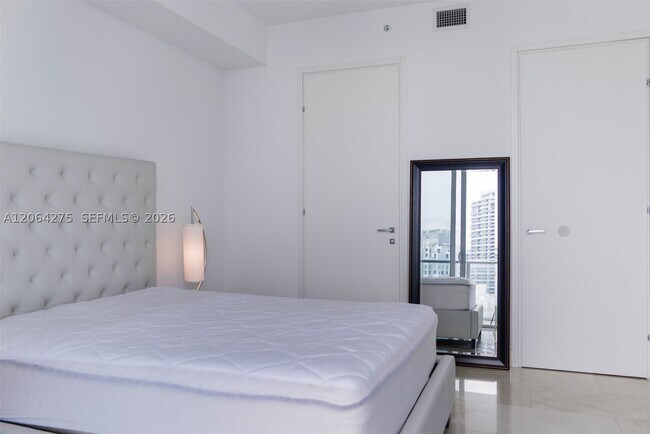 Building Photo - 1300 Brickell Bay Dr