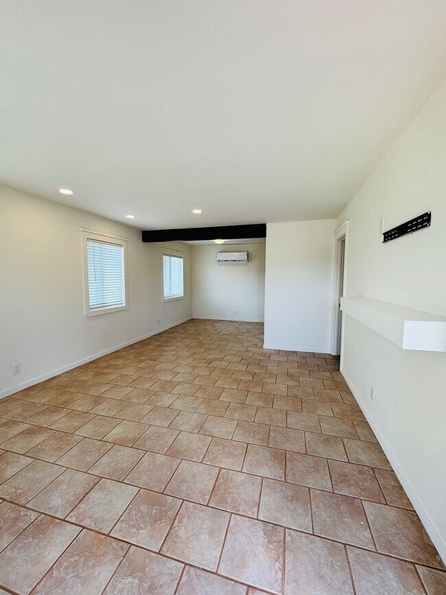 Building Photo - Newly Remodeled 3 bed 1 bath home!