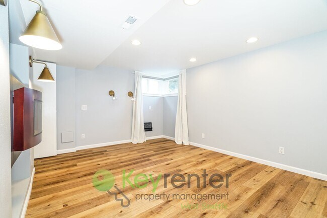 Building Photo - Elegant Three Bedroom Home Featuring Desig...