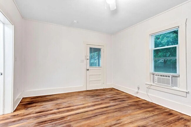 Building Photo - 425 E Sears St