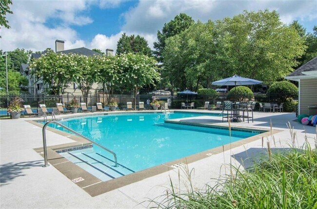 Building Photo - 9200 Roberts Dr