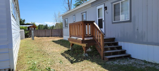 Building Photo - Quaint Trailer Near Woodside