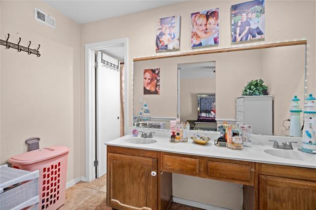 Building Photo - 3005 Woodlark Dr