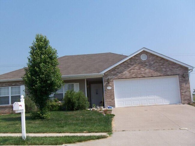 Building Photo - 3BR/2BA with neighborhood pool included!