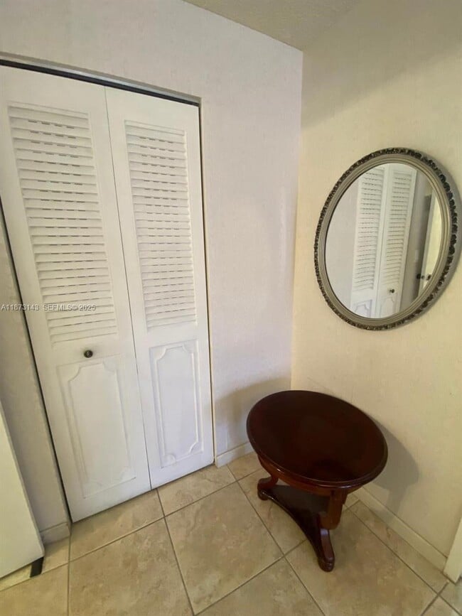 Building Photo - 800 Parkview Dr