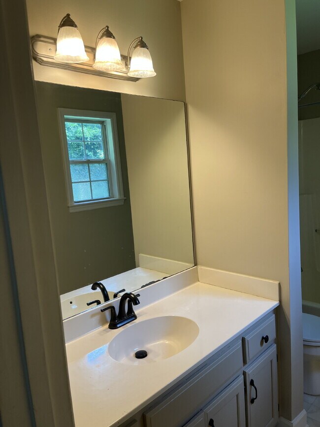 Building Photo - "Charming 3-Bedroom Home with 2 Full Baths in Beautiful Thompson's Station!" FENCED BACKYARD!