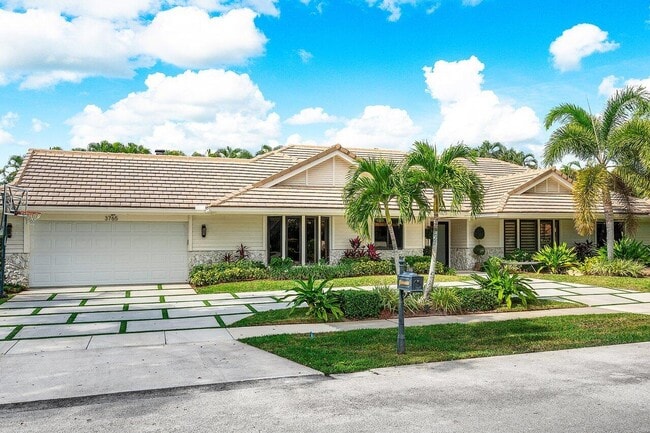 Building Photo - 3765 Kings Way