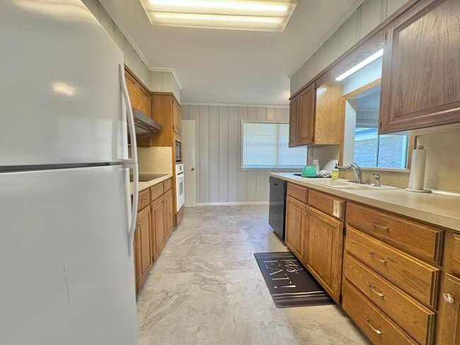 Building Photo - Spacious 3-Bed, 2-Bath Home with Large Sho...