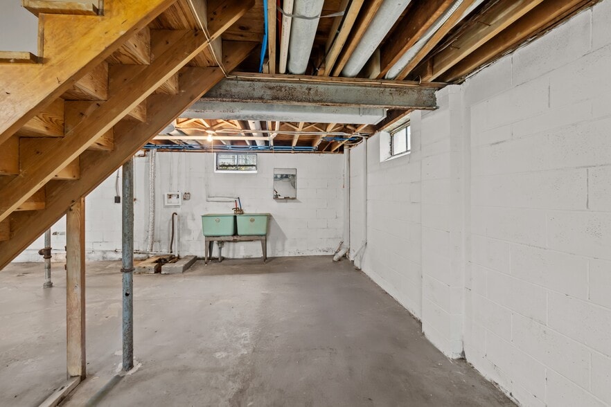 Building Photo - 2024 Southmoor Dr