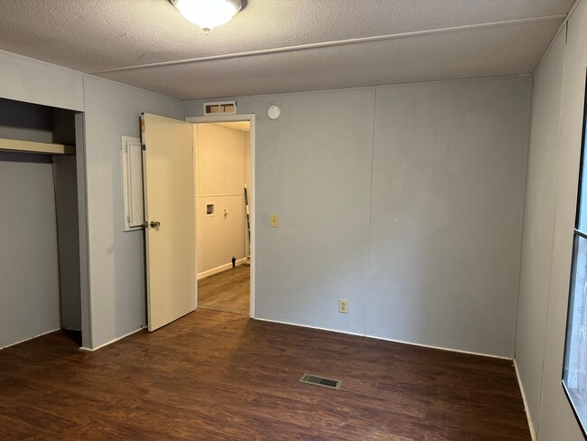 Building Photo - Two Bedroom Trailer in Troutman