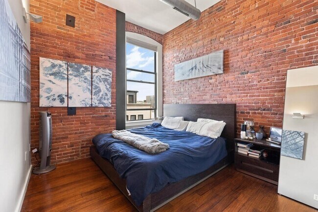 Building Photo - 125 B St