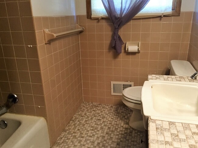 Building Photo - 3 BR / 1 BA Home w/ Fenced Backyard & 2-Car Garage in Spring Lake Park!