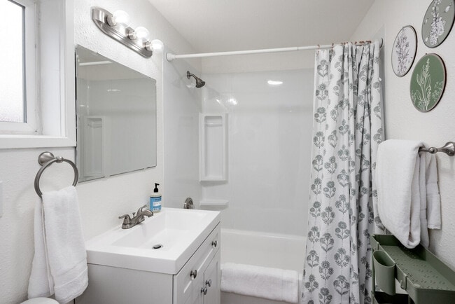 Building Photo - 838 SE Tacoma St