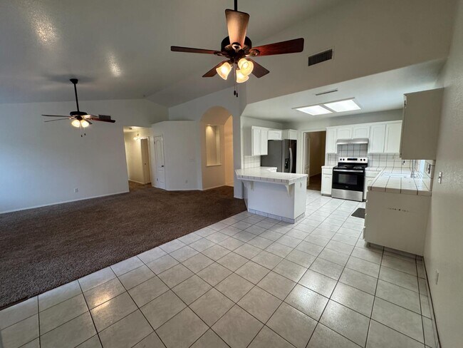 Building Photo - 1848 E Everglade Ave