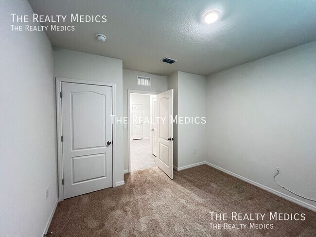 Building Photo - 536 Emily Gln St