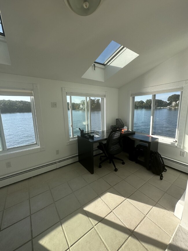 Building Photo - Luxurious 2 Bed, 2 Bath Rental on Lake Qui...