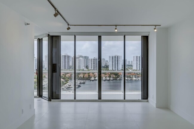 Building Photo - 3640 Yacht Club Dr