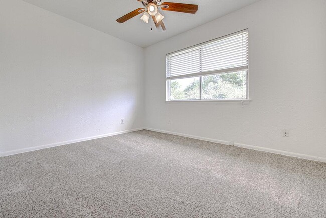 Building Photo - 2506 Manor Cir