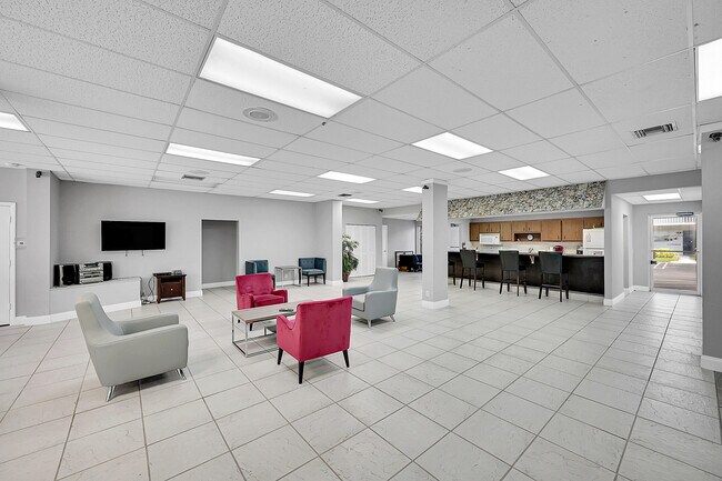 Building Photo - 2920 SW 22nd Ave