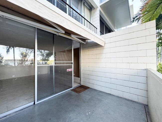 Building Photo - Pet Friendly Pualei Circle Condo with One ...