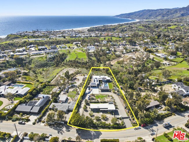 Building Photo - 6755 Dume Dr
