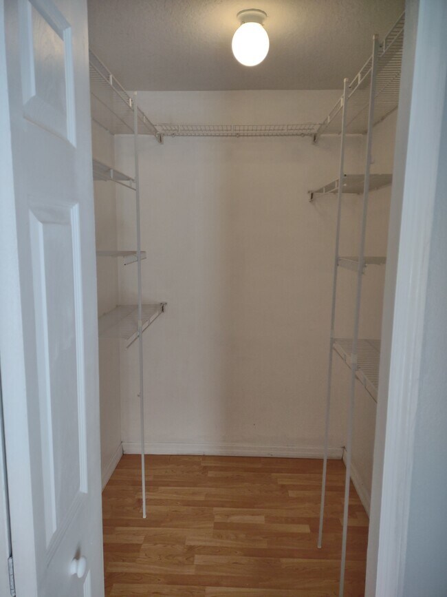 Building Photo - 405 N Willow Ave