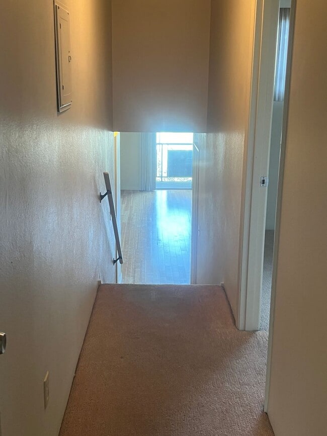 Building Photo - Spacious Fremont 2BR/1BA, split level with private balcony, recently remodeled kitchen!