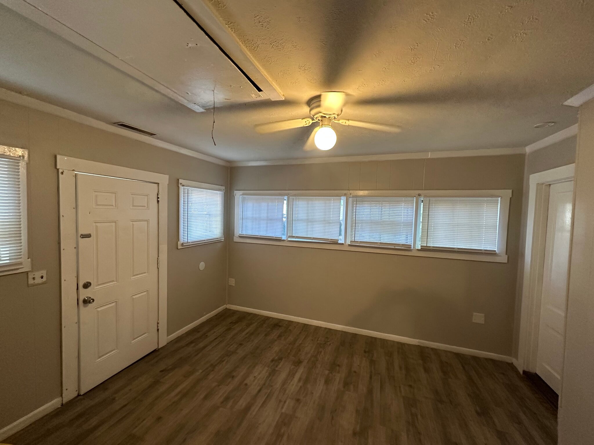 Building Photo - 218 Holmes St