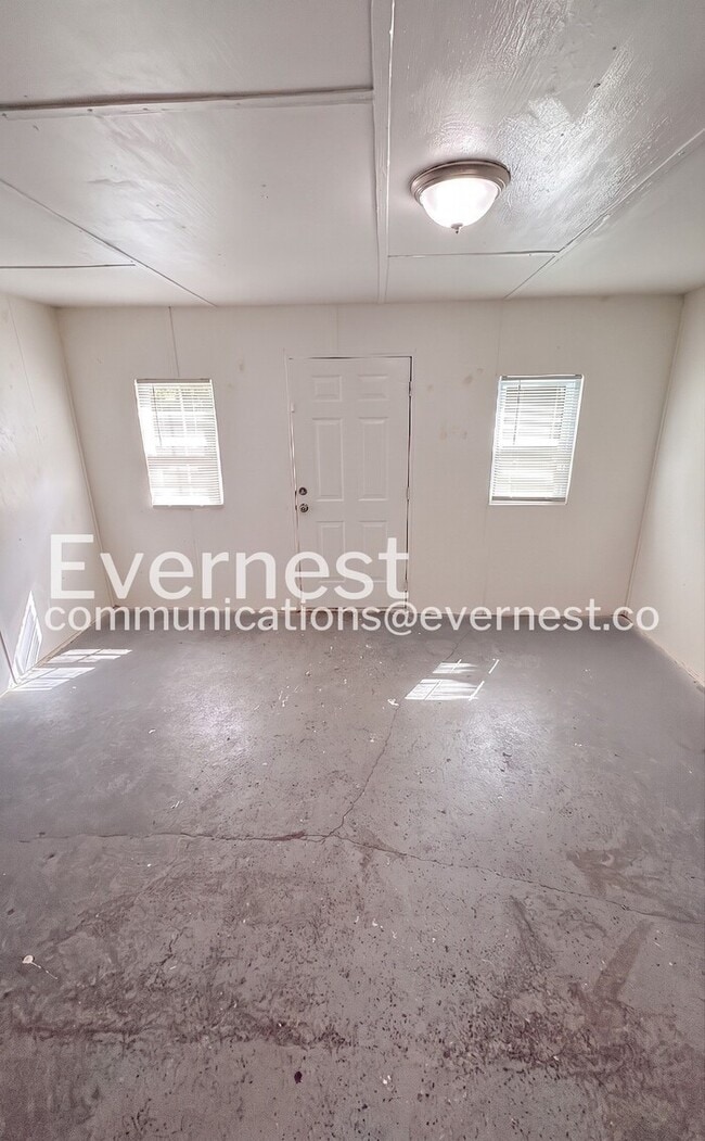 Building Photo - 735 Hillcrest Dr