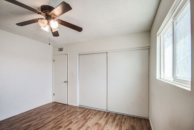 Building Photo - Charming 3 bedroom Townhome near MCC & Med...
