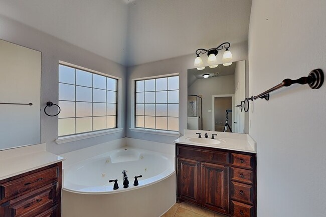 Building Photo - 601 Green Pointe Dr