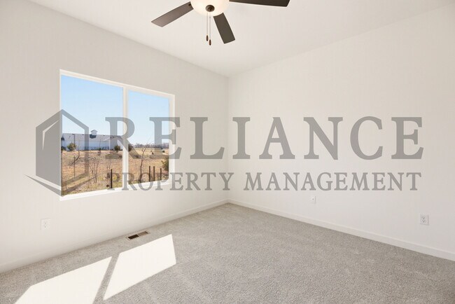 Building Photo - 5243 N Pinecrest Ct